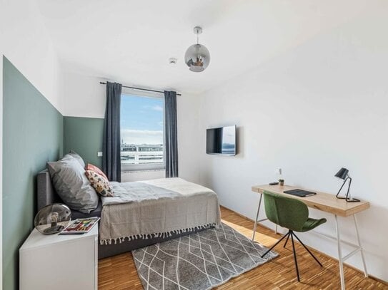 Großes, farbenfrohes und geräumiges Zimmer in einem Coliving-Apartment in München