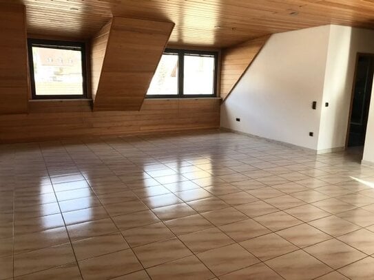 Gepflegte großzügige helle Wohnung 4 Zimmer mit Balkon und EBK in Obernburg