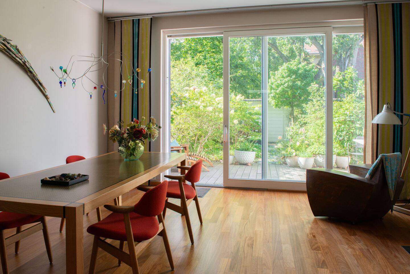 Einzigartige Symbiose: Kunstvolles Wohnen mit Wasserblick und privatem Garten - Photo 1