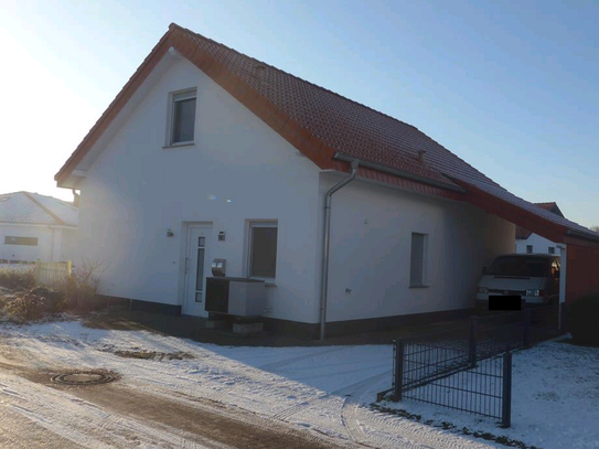 Schönes Einfamilienhaus mit KFZ Stellplatz in guter Lage in 32469 Petershagen-Neuenknick