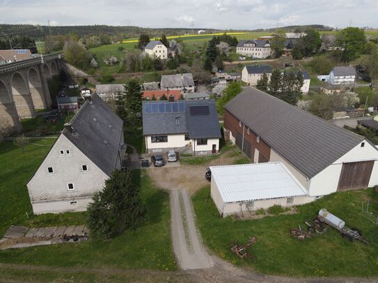 Gebäudekomplex bestehend aus EfH (Baujahr 1990), großem leerstehenden Bauernhaus und Scheune mit ca. 6.000 qm Land