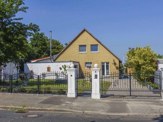 Energetisch saniert! Gepflegtes Zweifamilienhaus mit Garten und Garage