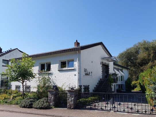 Freistehender Bungalow mit ausgebautem Untergeschoss, schöner Gartenanlage, Fischteich,Pavillon und 3 Garagen, idyllisc…