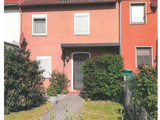 Reihenmittelhaus, vollunterkellert, mit separater Garage - Helmstedt