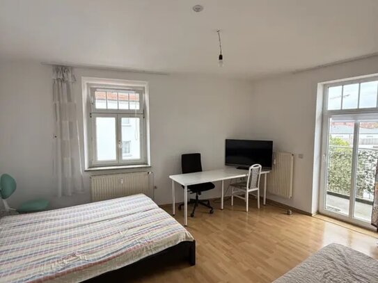 Große 1 Zimmer Wohnung mit Balkon