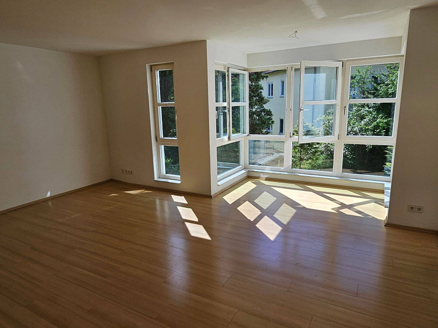 Wunderschöne Neubauwohnung im 1. OG mit Einbauküche und Tiefgaragenplatz am Oberhofer Platz++ - Photo 1