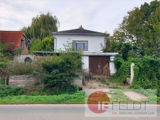 Günstige Last-Minute-Gelegenheit für fleißige Hände: Einfamilienhaus mit Garage und Anbau