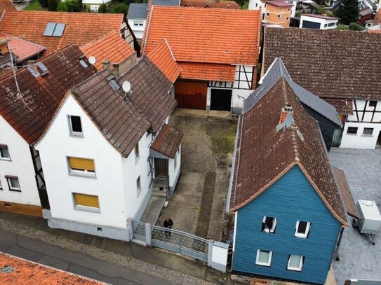 Sanierungsbedürftiges Haus mit Anbau und großer Scheune!