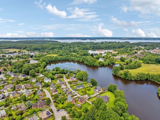 Modernisiertes Einfamilienhaus mit herrlichem Garten zum Mühlenteich und Baulücke in begehrter Lage