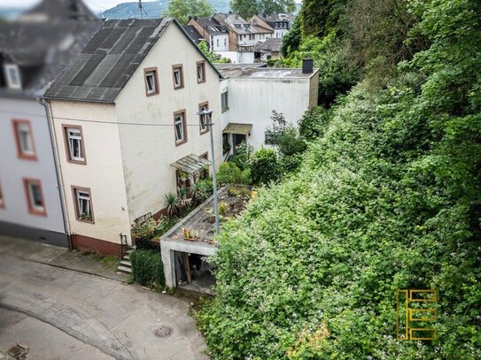 Renovierungsbedürftiges Einfamilienhaus als Anbau mit zusätzlich vermietetem Haupthaus