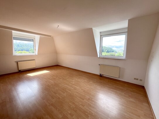 NUR MIT WOHNBERECHTIGUNGSSCHEIN - Familienwohnung (mind.3 Personen) mit Balkon und Aufzug