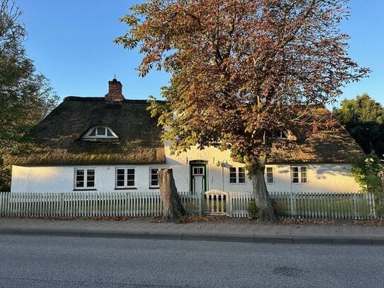 Altes Friesenhaus mit Sanierungsbedarf und Wohnungen im ehemaligen Wirtschaftsgebäude