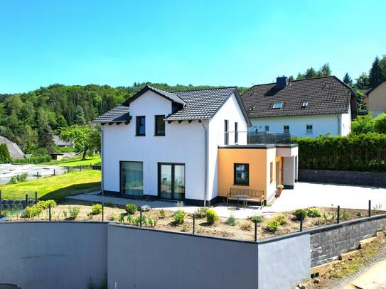 Ruhig gelegener, freistehender Neubau mit Garten, Balkon, Terrasse und Garage in Gerolstein