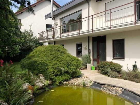 UG Wohnung mit großer Terrasse, Garten und Teich.