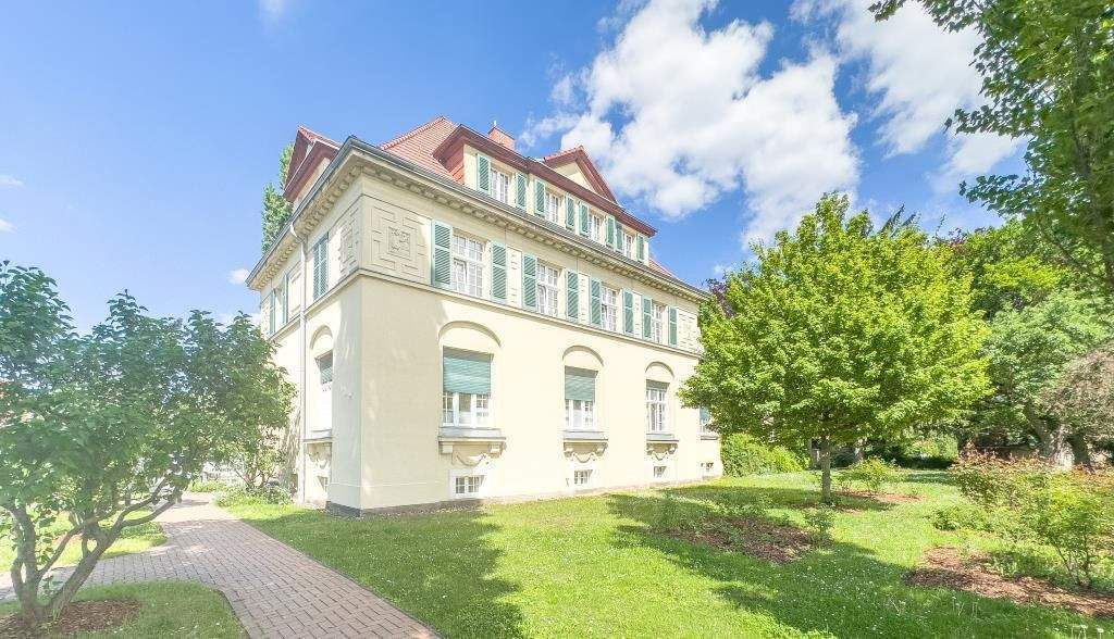 STILVOLLE 3 ZIMMER WOHNUNG MIT SONNENBALKON IN CHARMANTER GRÜNDERZEITVILLA AUF EINEM PARKGRUNDSTÜCK