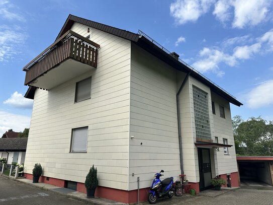 Frei werdende großzügige Dachgeschosswohnung mit Balkon im schönen Stegen