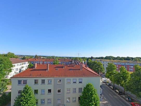 direkt am Pasinger Stadtpark: Urgemütliche 2-3-Zimmer-Altbauwohnung mit Kachelofen und tollem Blick