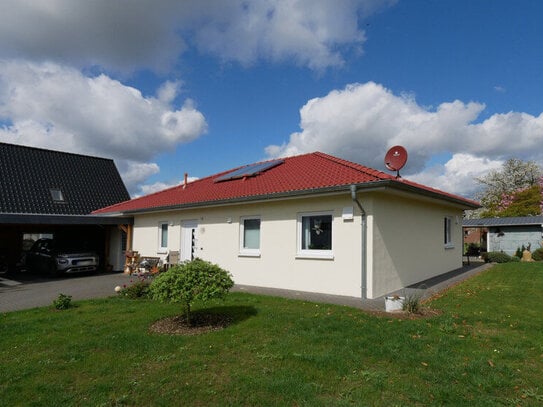 Neuwertiger Bungalow mit schönem Garten