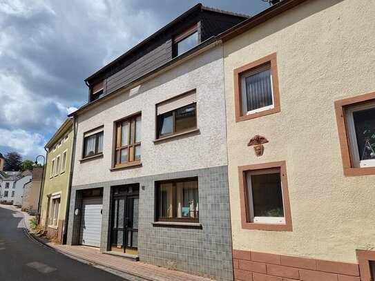 Geräumiges Wohnhaus mit Blick zum Schloss und viel Nutzungspotenzial!