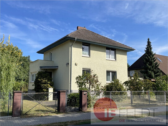 Teilmodernisiertes Einfamilienhaus im Berliner Speckgürtel mit Garage, Garten und Nebengebäude