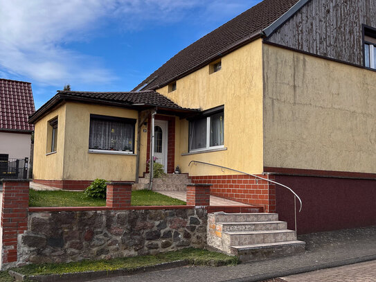 Einfamilienhaus mit Nebengelassen und großem Grundstück in Linow