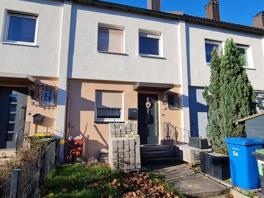 Charmantes Reihenmittelhaus mit Platz für die ganze Familie in Nürnberg - Eibach, Garage, EBK