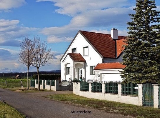 Freistehendes Einfamilienhaus mit Terrassen und integre. Garage