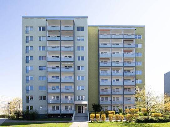 Für Senioren: 2-Raum-Wohnung mit Loggia, Bad mit Wanne/Dusche und Aufzug in Grünau