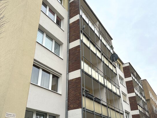 3-Zimmer-Wohnung im 4. Obergeschoss mit Einbauküche und Balkon