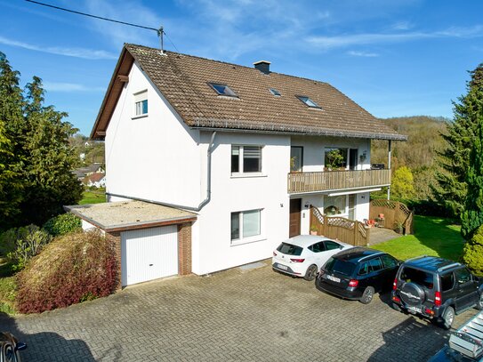 ***Großzügiges 3 Parteienhaus in schöner Ortsrandlage mit Blick ins Grüne ***