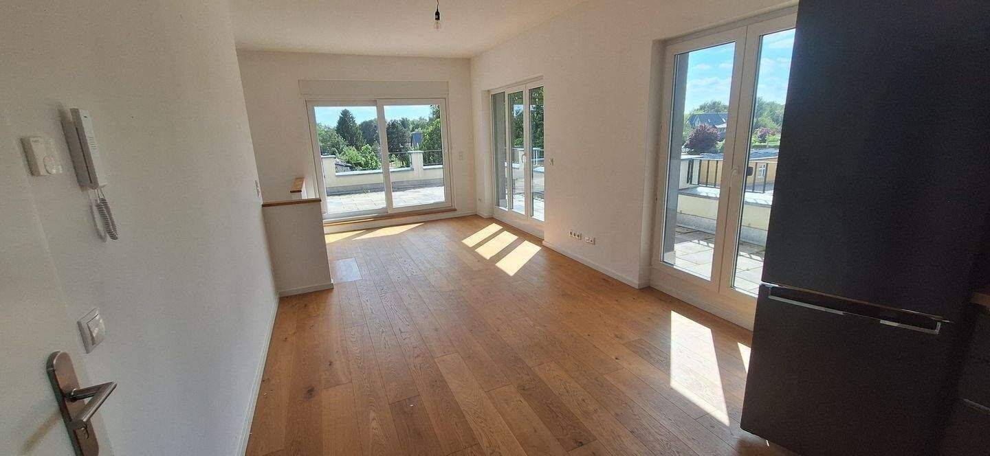 Wohnen auf 2 Ebenen | wie im HAUS | große SÜD-Terrasse | tolle Einbauküche | Stellplatz | Parkett - Photo 1