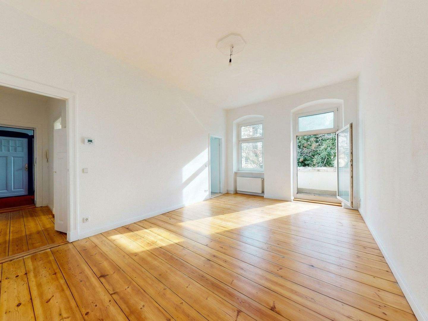 Bezugsfreie Altbauwohnung mit Balkon zum Innenhof - Prenzlauer Berg