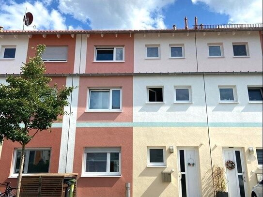 Neuwertiges Reihenmittelhaus mit Einbauküche und 2 Stellplätzen in Adelsdorf - Seaside !