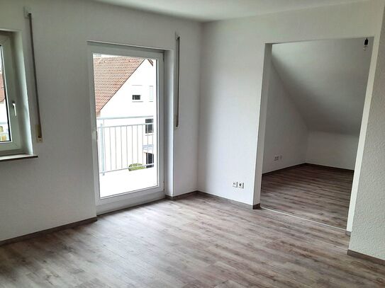 SANIERTE 4-Zimmer-DG-Wohnung mit Balkon und Fußbodenheizung