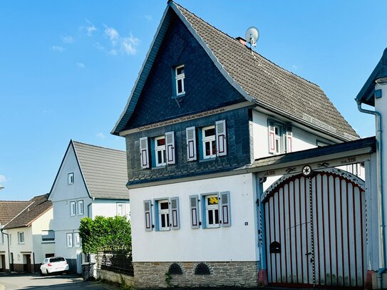 * MODERN SAN. KLEINES BAUERNHAUS Bj. 1704 + GROSSER AUSBAUFÄHIGER SCHEUNE + GEMÜTLICHEM INNENHOF *