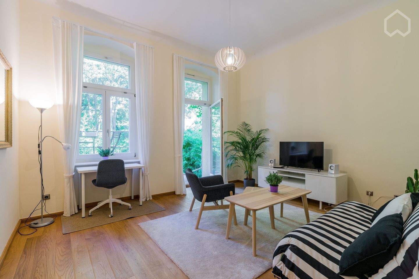 Wunderschöne, ruhige kleine Wohnung mit eigenem Garten ins Grüne und dennoch zentral mit optimaler Verkehrsanbindung - Photo 1