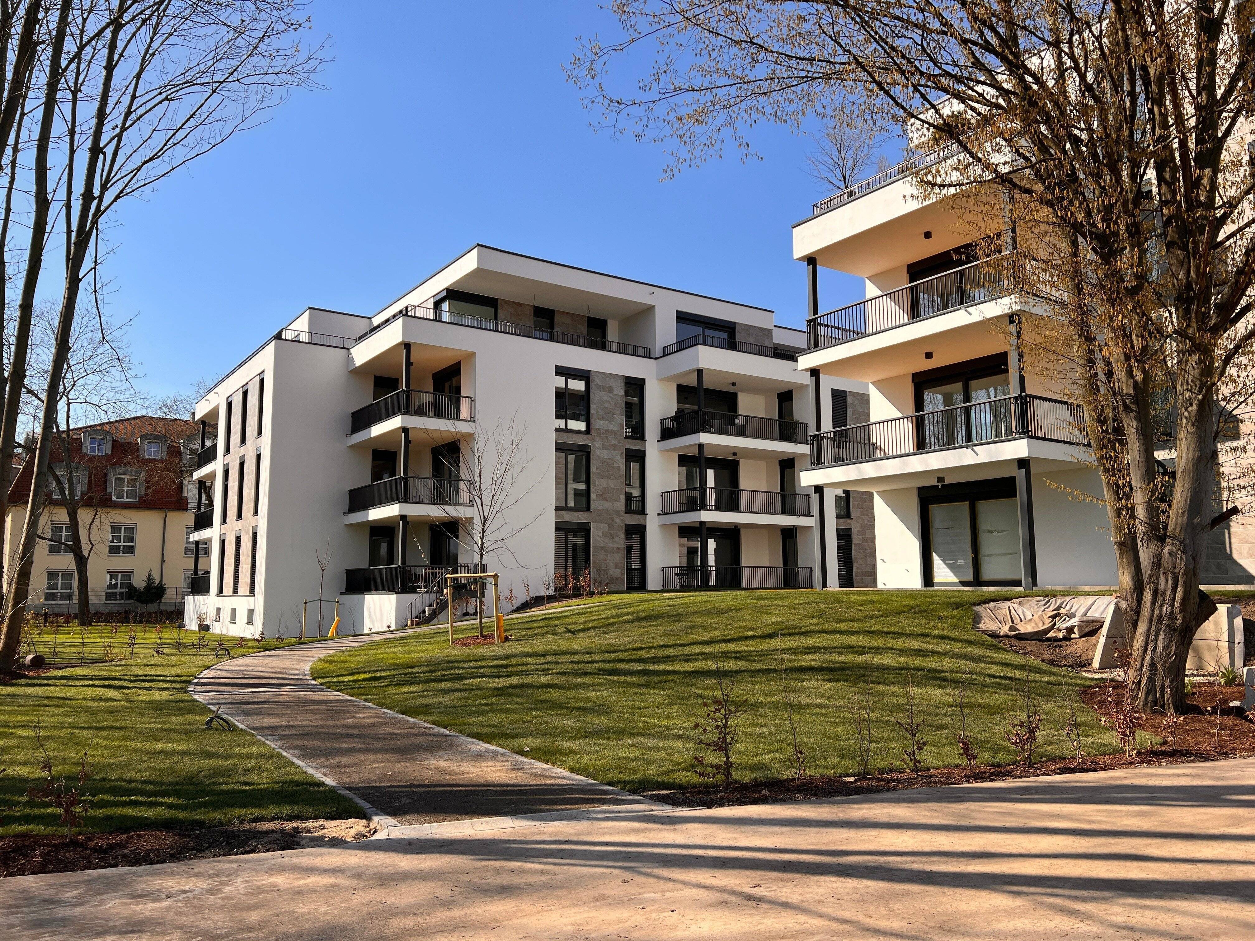 NEUBAU NÄHE RBL STADION mit 5-Zimmern / 70m² WOHNEN / 2 x TERRASSEN / BLICK in den AUENWALD / KAMIN / 2 x TG-SP