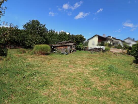 Ruhige Dorflage! Großzügiges Baugrundstück mit Brunnen, Gartenhaus u. Geräteschuppen