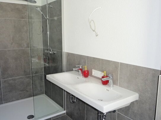 ** Erstbezug nach Sanierung ** Tolle 4 Zimmer Wohnung mit Wanne + Dusche sucht neuen Mieter!