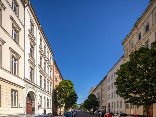 Kapitalanlage im Herzen Berlins: 4 Zimmer im klassischem Altbau unweit des Rosa-Luxemburg-Platzes