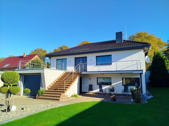 Einfamilienhaus, Gartenhaus, 3 Garagen, 1 Carport, ...