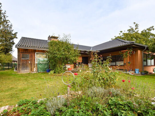 Ein echter Bungalow auf wunderschönem Grundstück mit Brunnen und Außenkamin!