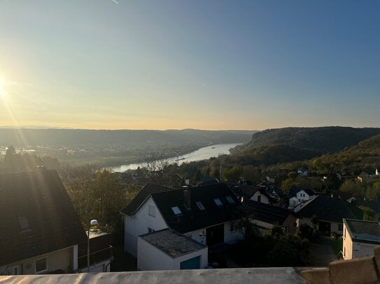 Attraktive 2,5 Zimmerwohnung mit einzigartigem Rheinblick und Dachloggia