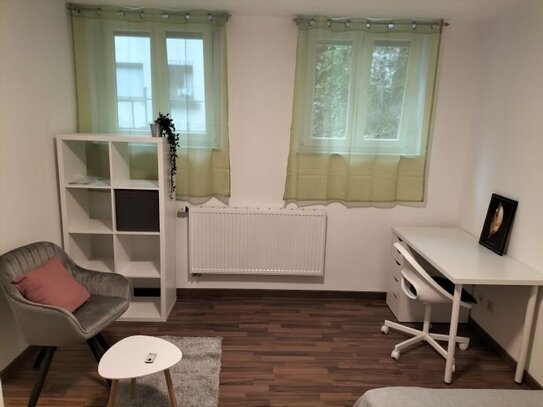 Schönes und voll möbliertes 19 m² WG-Zimmer in einer 3-Zimmer-Wohnung im Zentrum von Stuttgart