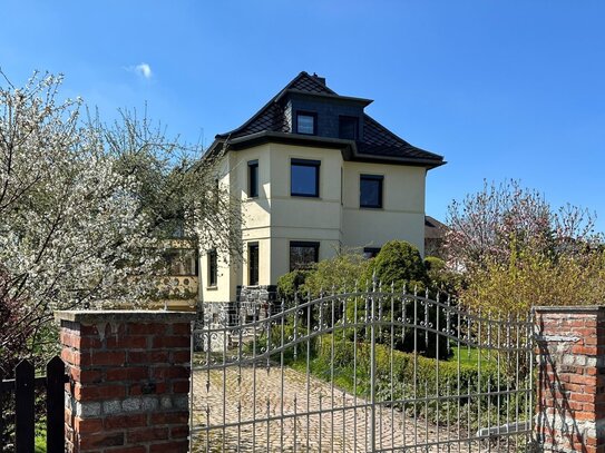 Repräsentative Villa mit großer überdachter Terrasse, Doppelgarage, gepflegter Zustand