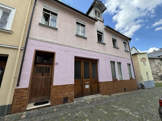 Wohnhaus mit großer Garage in Ortslage