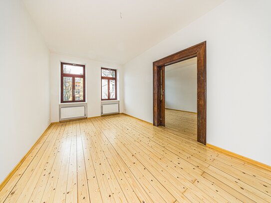 Mit Balkon & Dielen: Große 4-Zimmer-Altbauwohnung in aufstrebender Lage