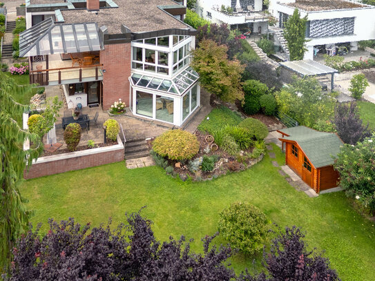 Stilvolles, großzügiges Landhaus für zwei Generationen mit atemberaubendem Garten und Ausblick