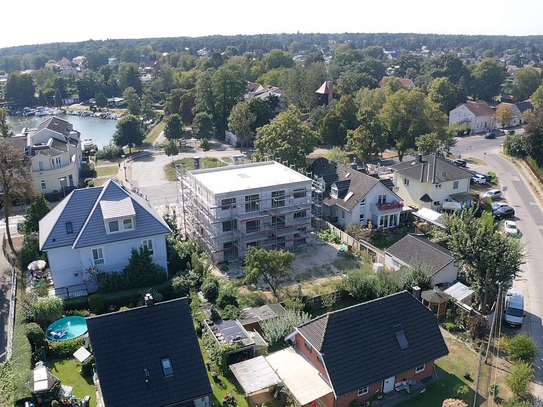 Neubauschnäppchen mit 20m² Abstellraum im KG! Stillvoll Wohnen am Wasser: Attraktive Erdgeschosswohnung mit Wasserblick