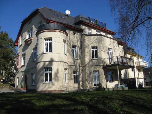 Exklusive Etagenwohnung mit Balkon in aparter Jugendstilvilla mit park-ähnlichem Garten